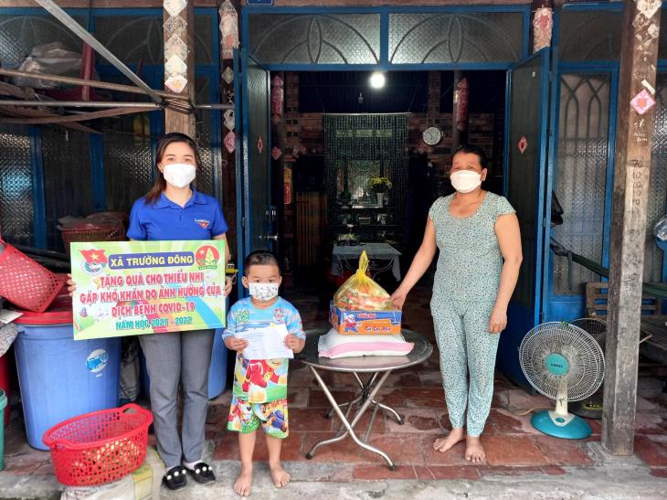 ĐTN - Hội đồng đội xã Trường Đông tổ chức Thăm, tặng quà cho trẻ em mồ côi do đại dịch Covid-19 